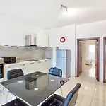 Apartment Beautiful, 2br Penthouse With Large Balcony + Bbq By 360 Estates