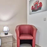 Apartment Beautiful, 2br Penthouse With Large Balcony + Bbq By 360 Estates